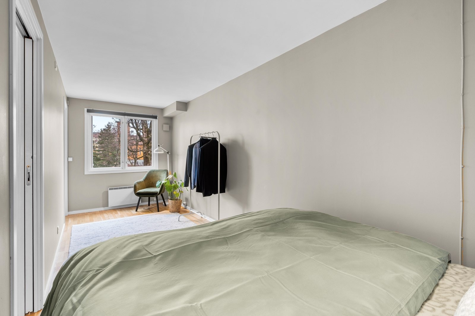 Rommet har også plass til et praktisk garderobeskap for gode oppbevaringsmuligheter. Galleribilde