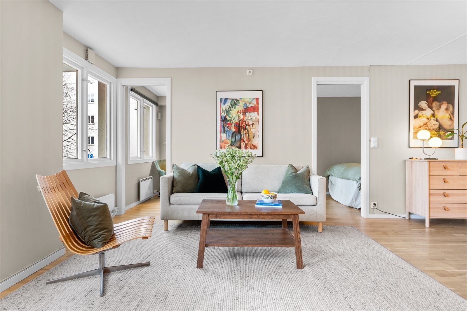 Planløsningen åpner opp for flere møbleringsmuligheter med god plass til sofagruppe, TV-møbler og spisebord med tilhørende stoler. Galleribilde