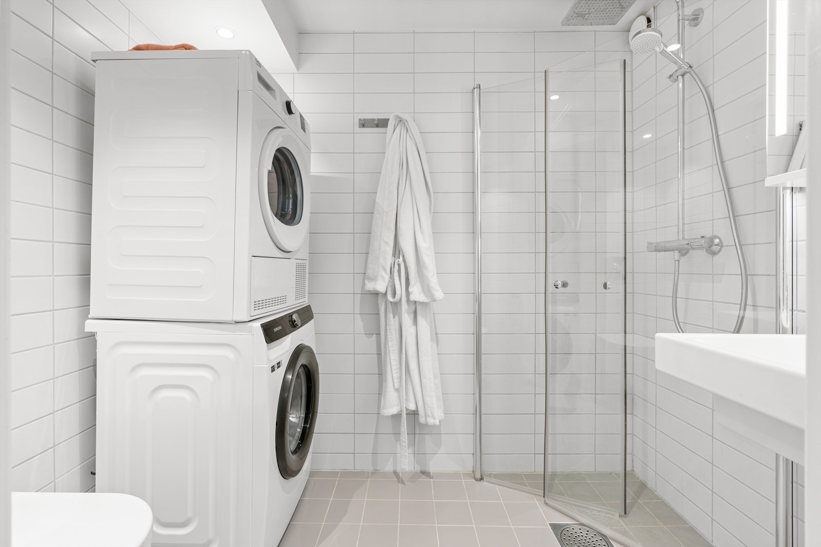 Pent, flislagt baderom med elektrisk gulvvarme og downlights i himlingen. Galleribilde