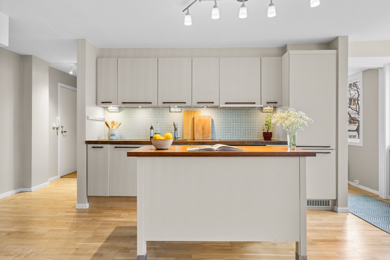 Stilrent og funksjonelt kjøkken med rikelig skap- og benkeplass. Galleribilde