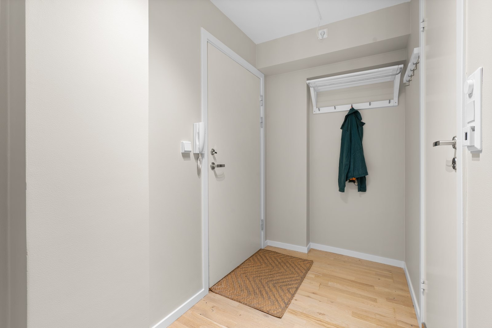 Leiligheten har en innbydende entré som skaper et umiddelbart godt førsteinntrykk. Galleribilde