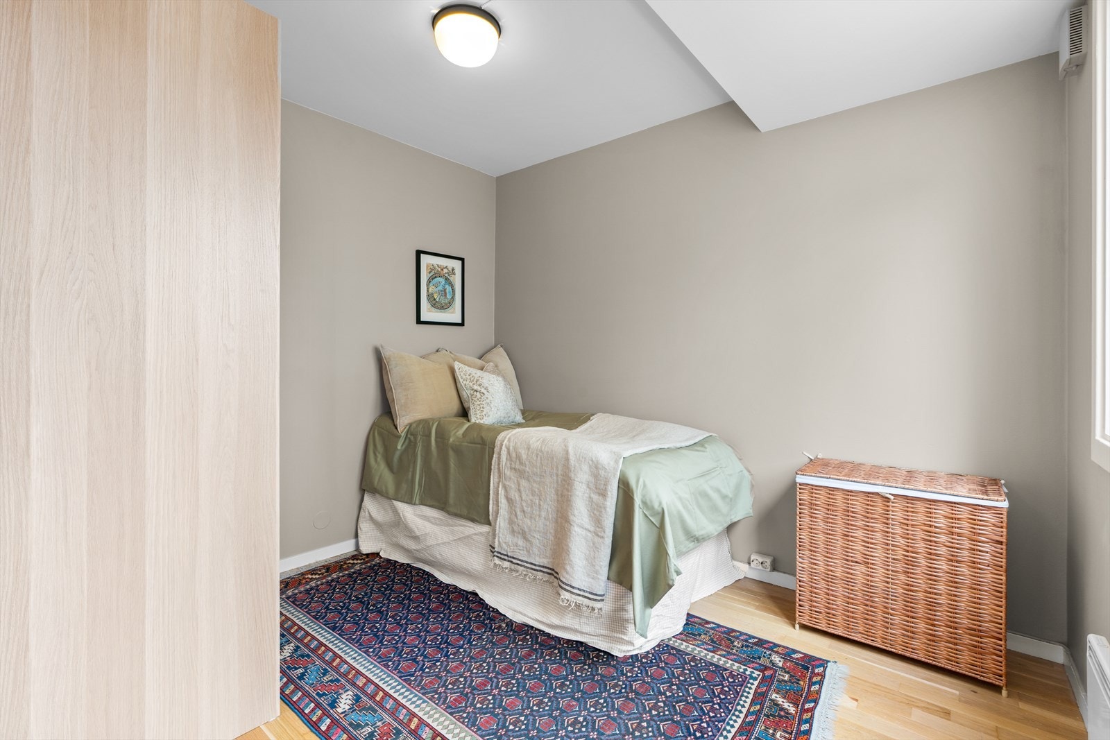 Soverom 2 er romslig og har plass til både seng og øvrige møbler. Galleribilde