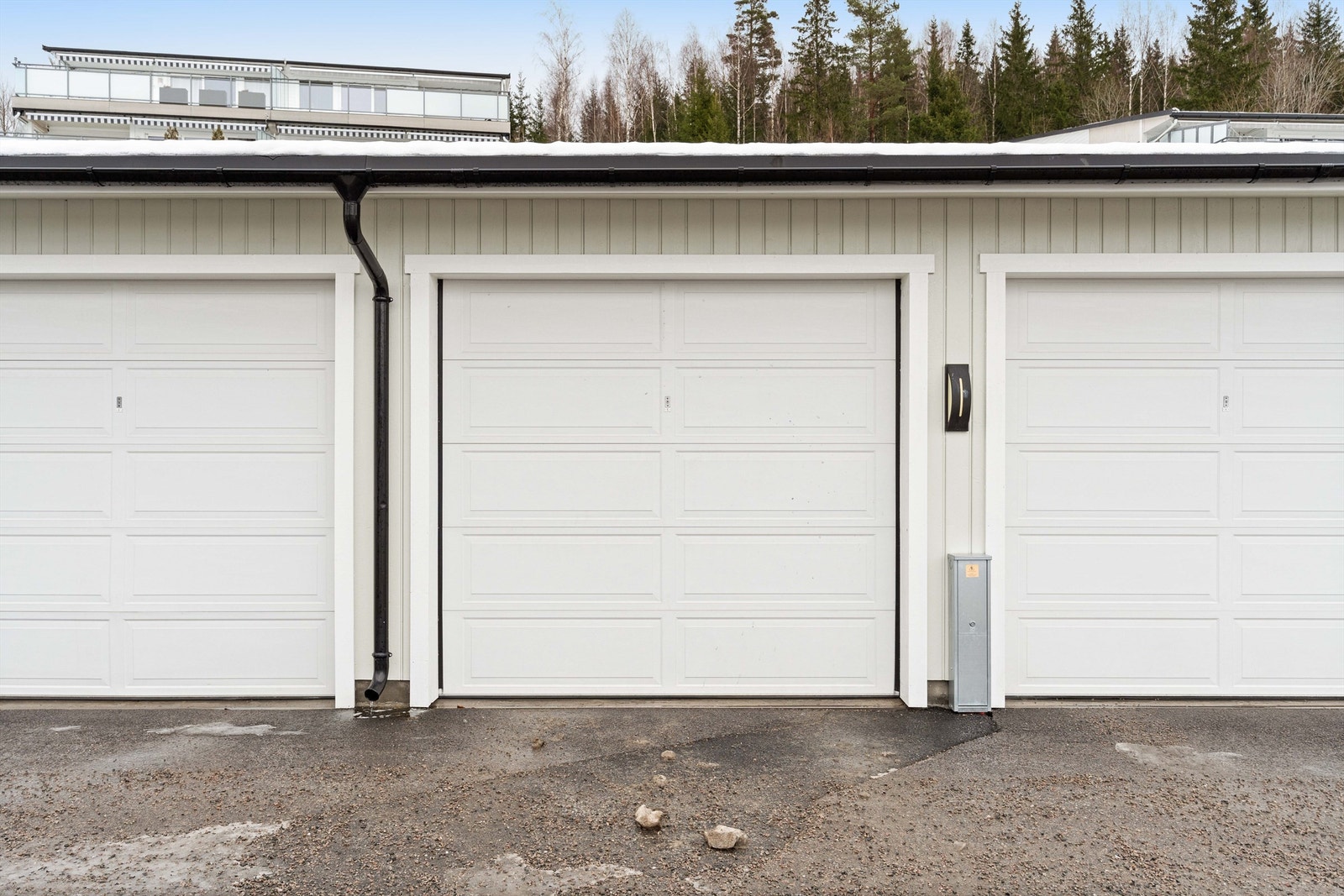 Parkering i garasjerekke med elbillader. Galleribilde