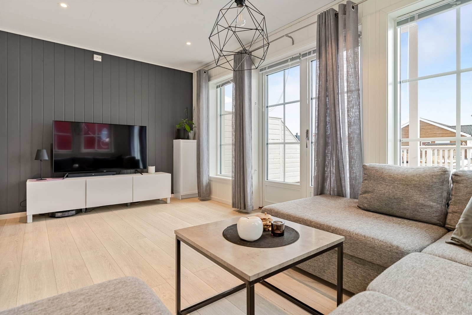 Åpen stue-kjøkkenløsning på til sammen 27,5 kvm Galleribilde