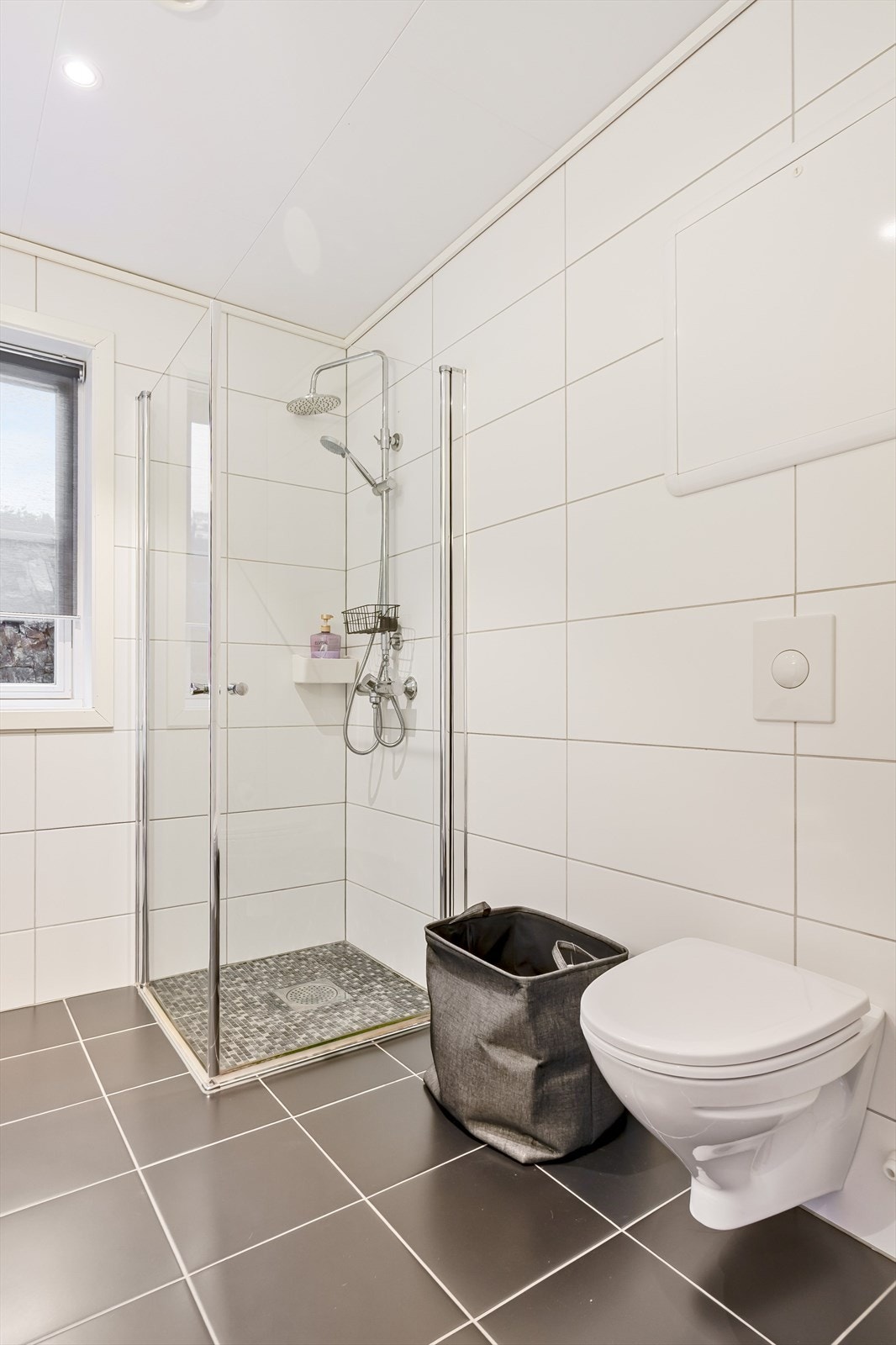 Lyst og delikat flislagt bad på 5,2 kvm Galleribilde