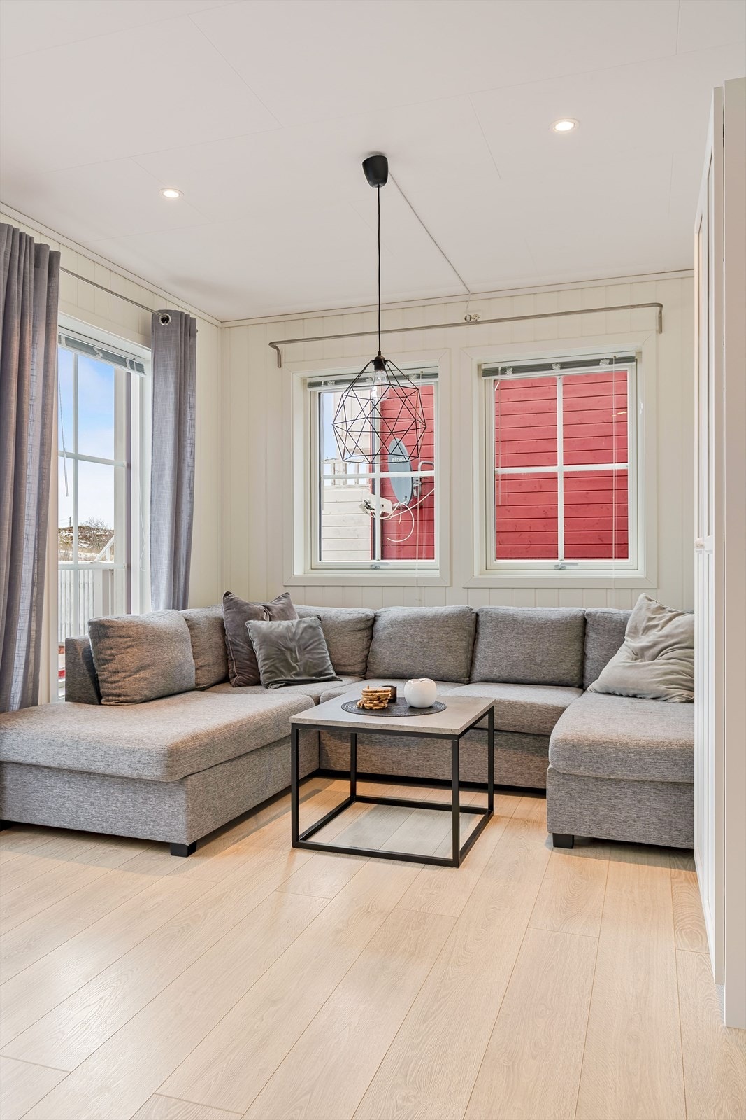 Store vindusflater gir et lyst og trivelig oppholdsrom Galleribilde