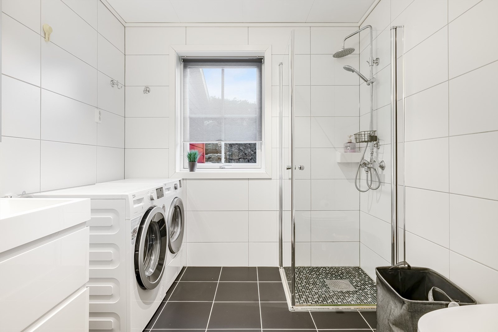 Det er god plass til vaskemaskin på badet Galleribilde