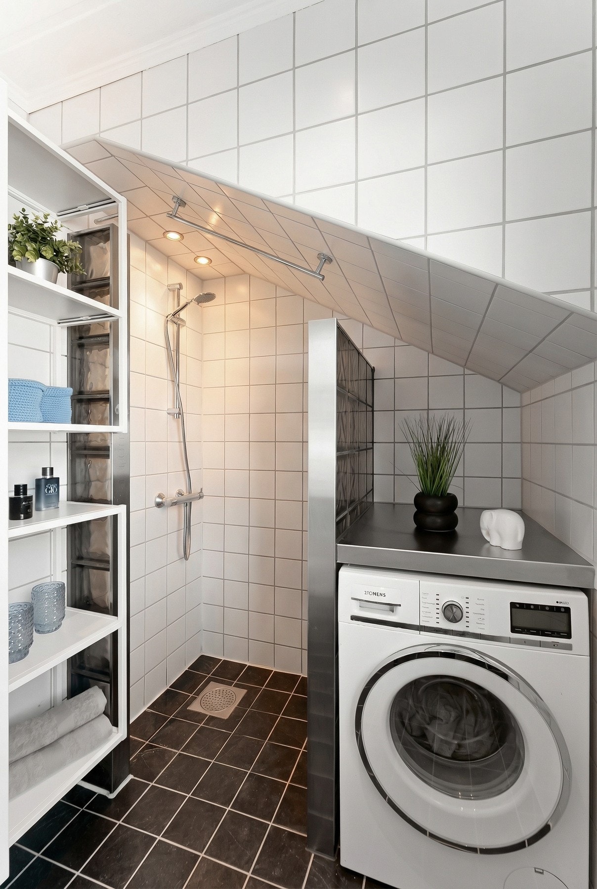 Baderommet har opplegg for vaskemaskin. Galleribilde