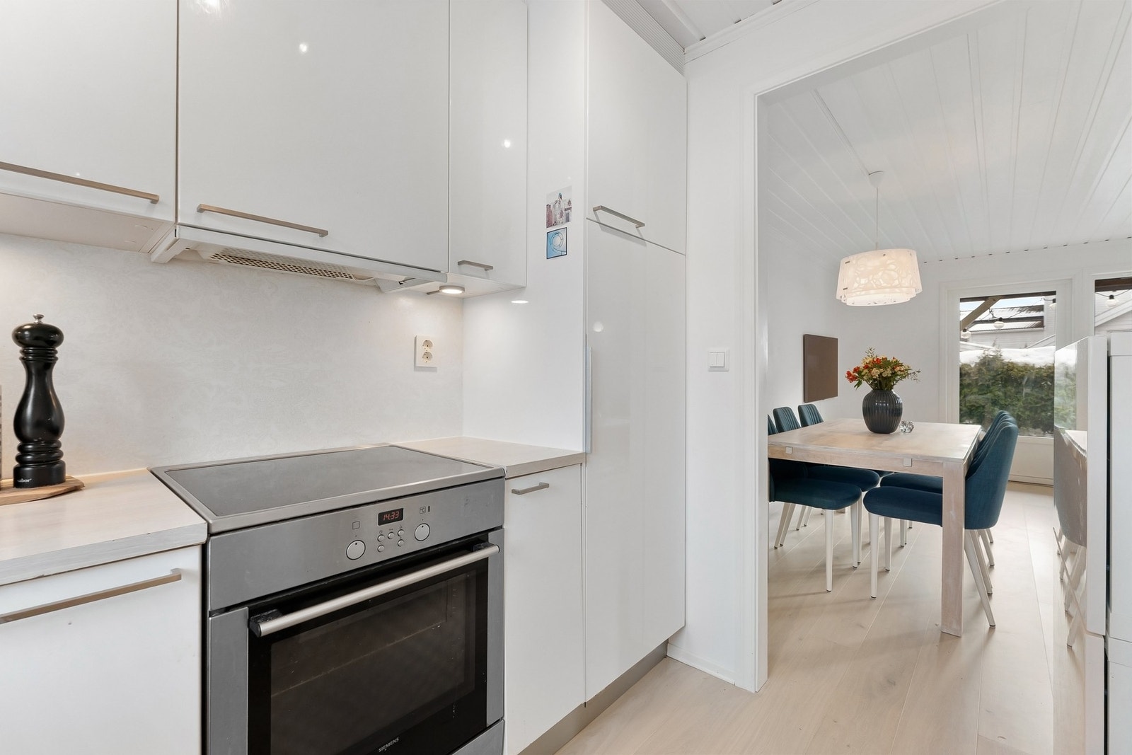 Det er rikelig med oppbevaringsplass i både skuffer og skap. Galleribilde