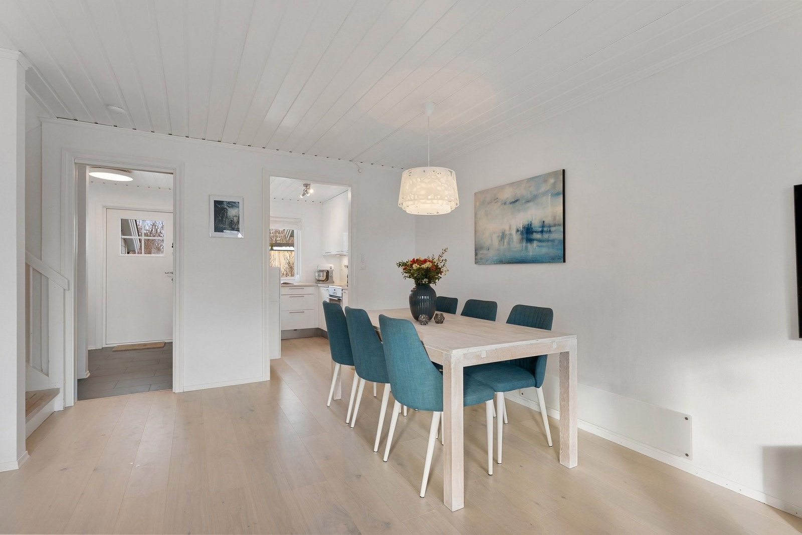 Kjøkkenet ligger i delvis åpen løsning med stuen. Galleribilde