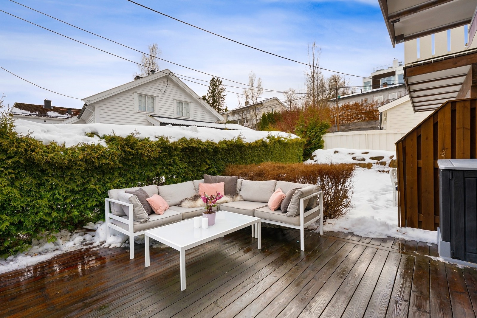 Terrassen med utgang fra stuen ble oppgradert og utvidet i 2021 med termofuru, og har god plass til utemøblement. Galleribilde