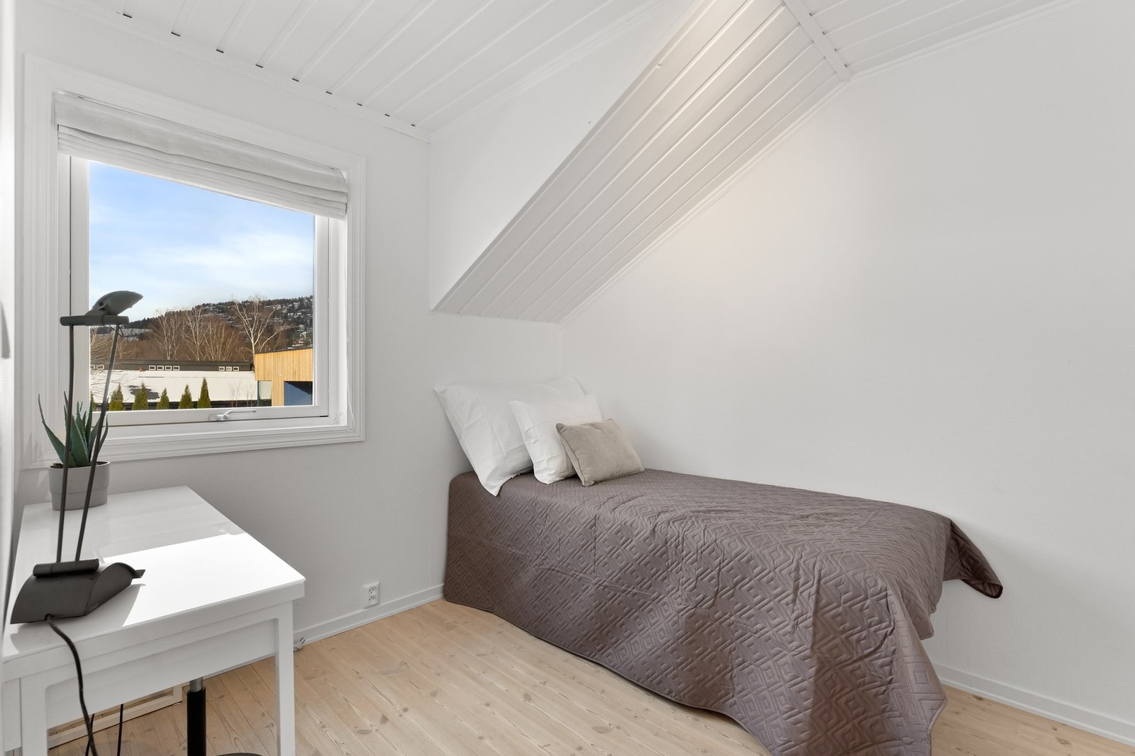 Det er plass til seng med tilhørende møblement på alle rommene. Galleribilde