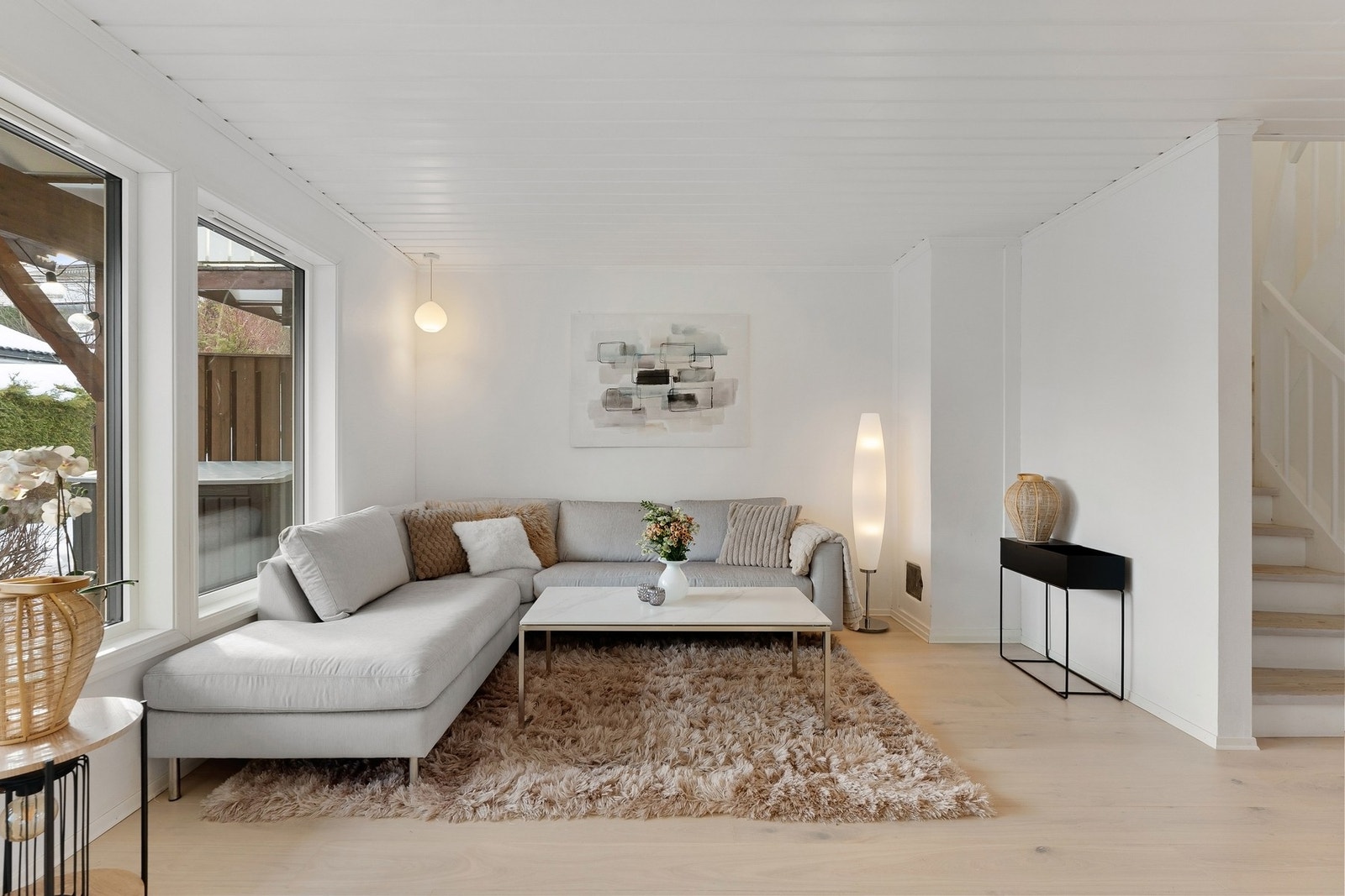 Stuen fremstår svært lys med rikelig av naturlig lysinnslipp fra store vindusflater. Det er klargjort for ildsted i stuen. Galleribilde