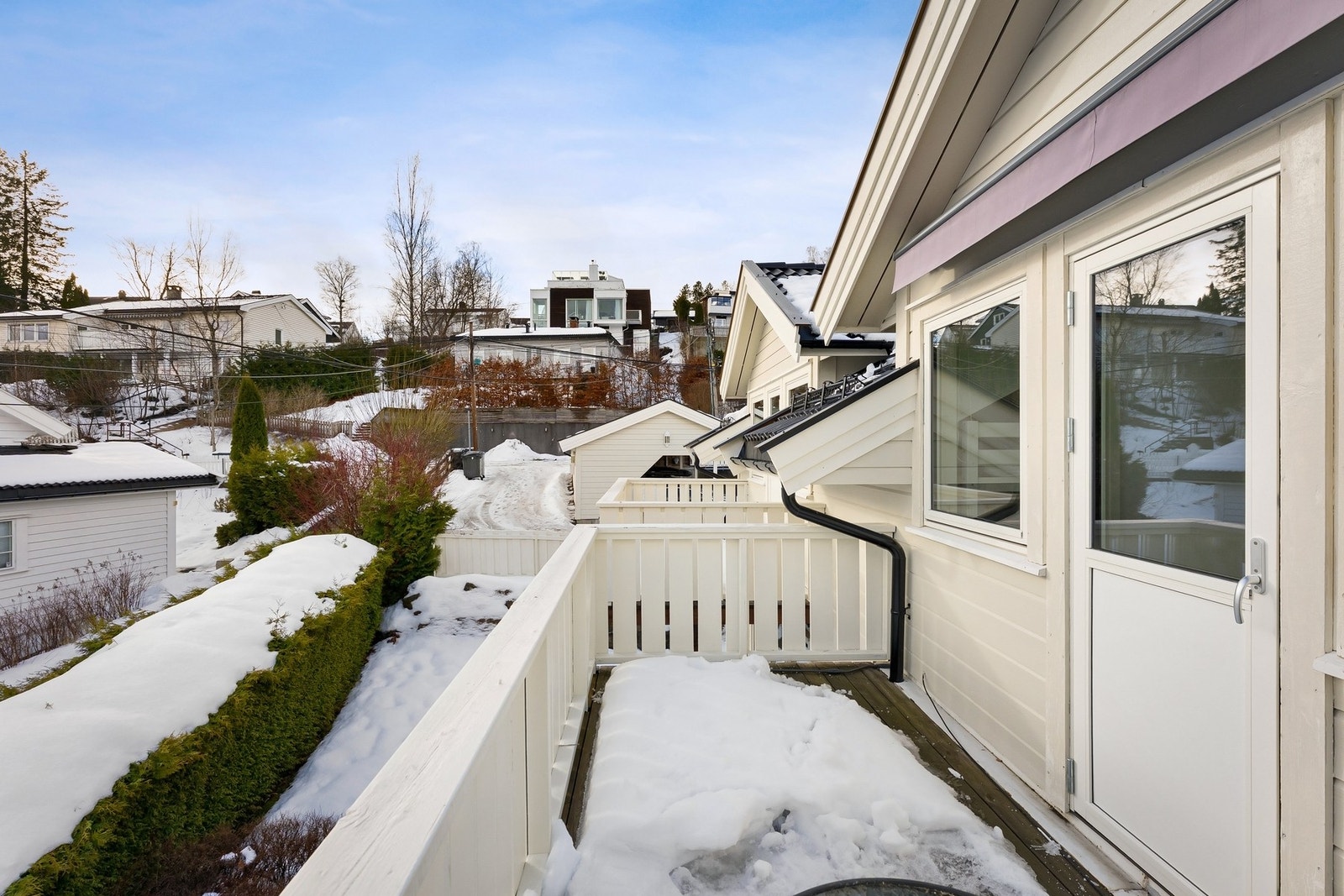 Balkongen er målt til 7 kvm, og er sørvendt. Galleribilde