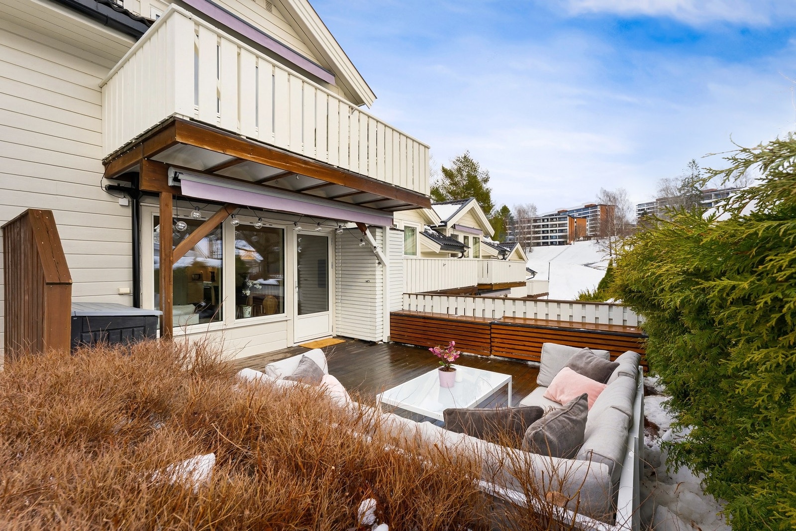 Boligen har flere attraktive uteplasser med gode solforhold gjennom hele dagen. Galleribilde