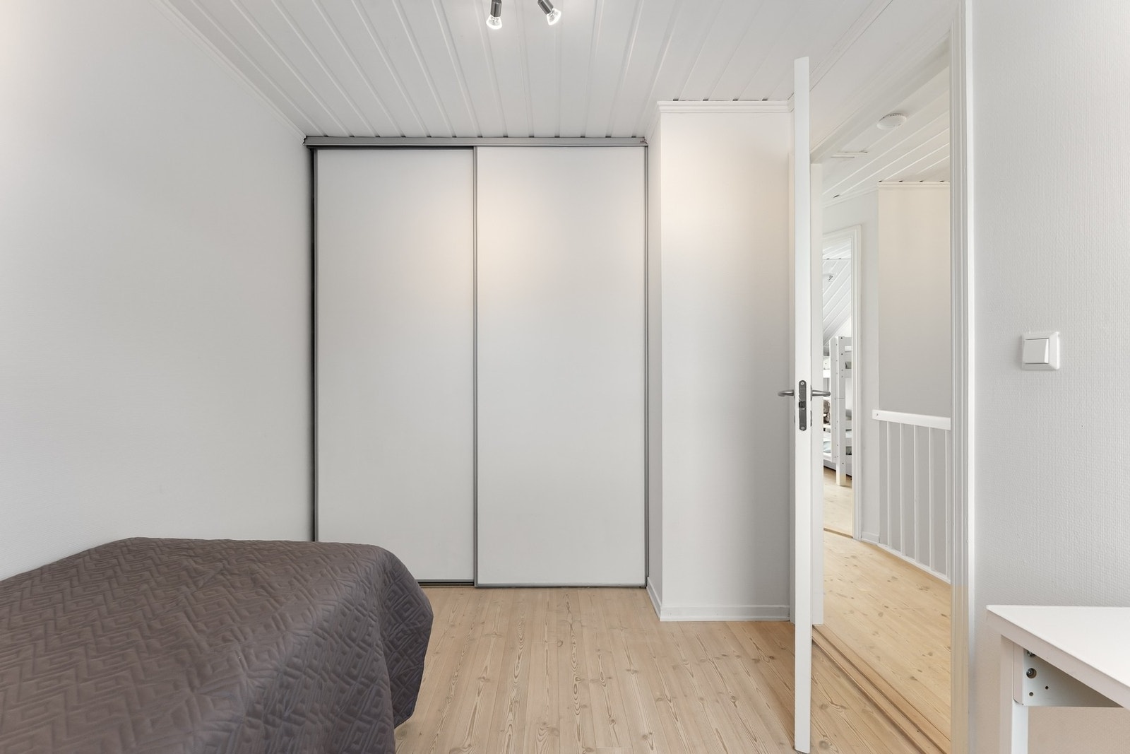 God plass til oppbevaring i garderobeskap. Galleribilde