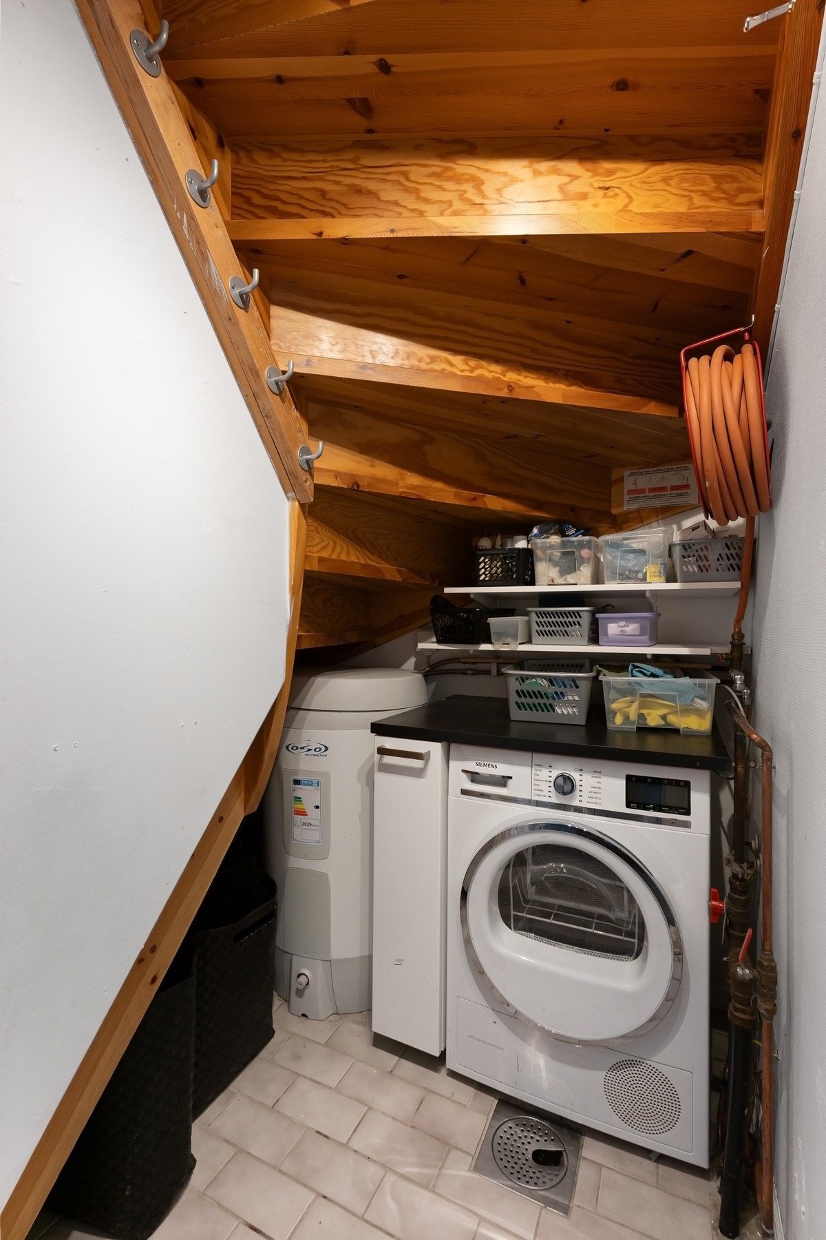 Teknisk rom med varmtvannsbereder fra 2016, og plass til tørketrommel. Galleribilde