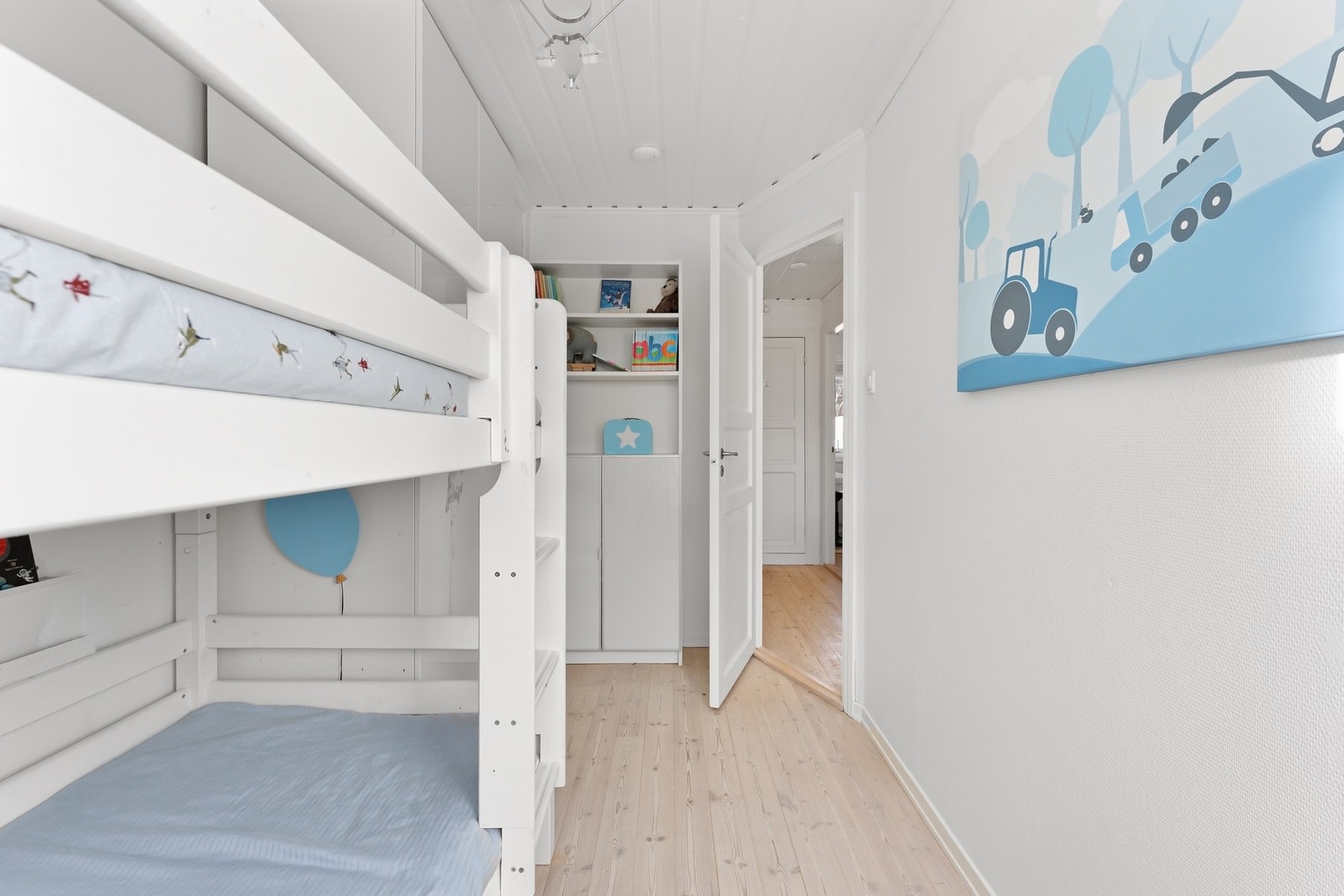 Rommene egner seg godt til enten soverom, hjemmekontor, eller TV-Stue. Galleribilde