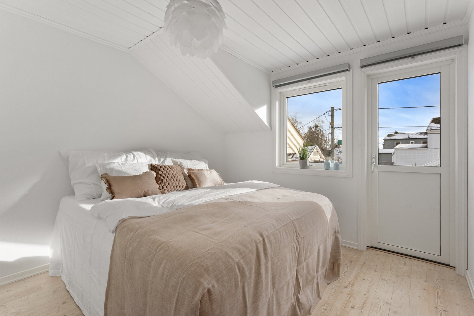 Hovedsoverommet har utgang til boligens balkong. Galleribilde