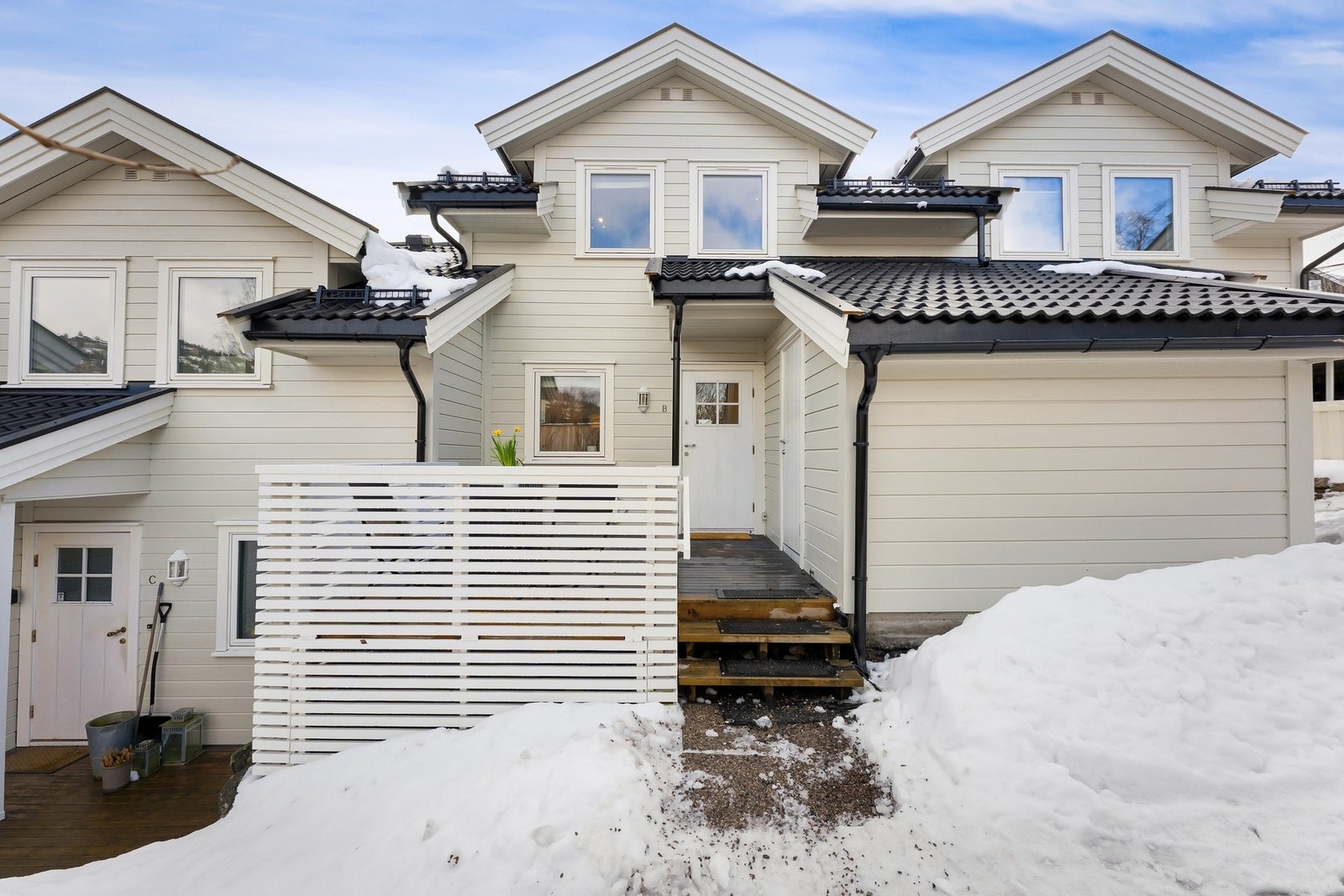 Boligen er tilknyttet Sameiet Røahagen 49, og består av 6 seksjoner. Galleribilde