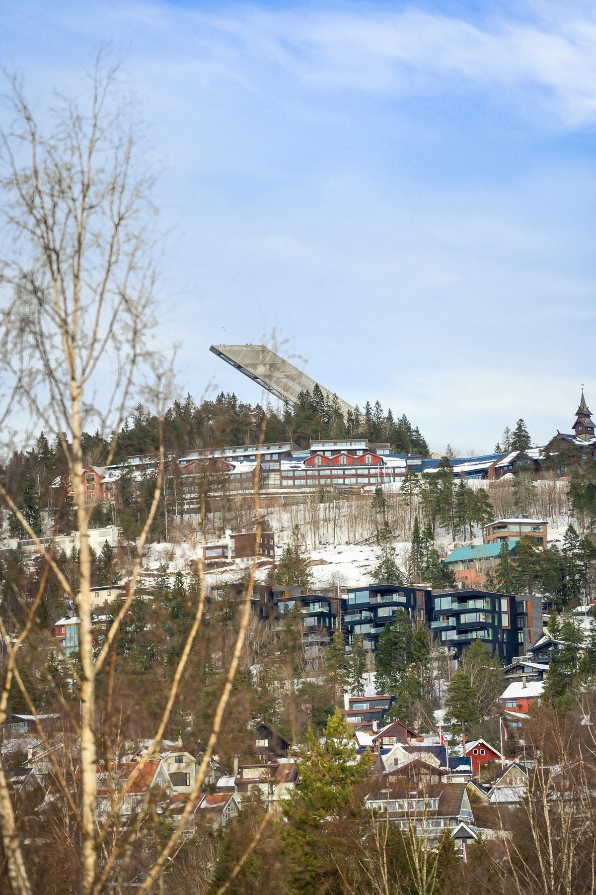 Røahagan 49B ligger i et attraktivt og veletablert boligområde på Røa. Her har du kort vei til både marka og byen. Galleribilde