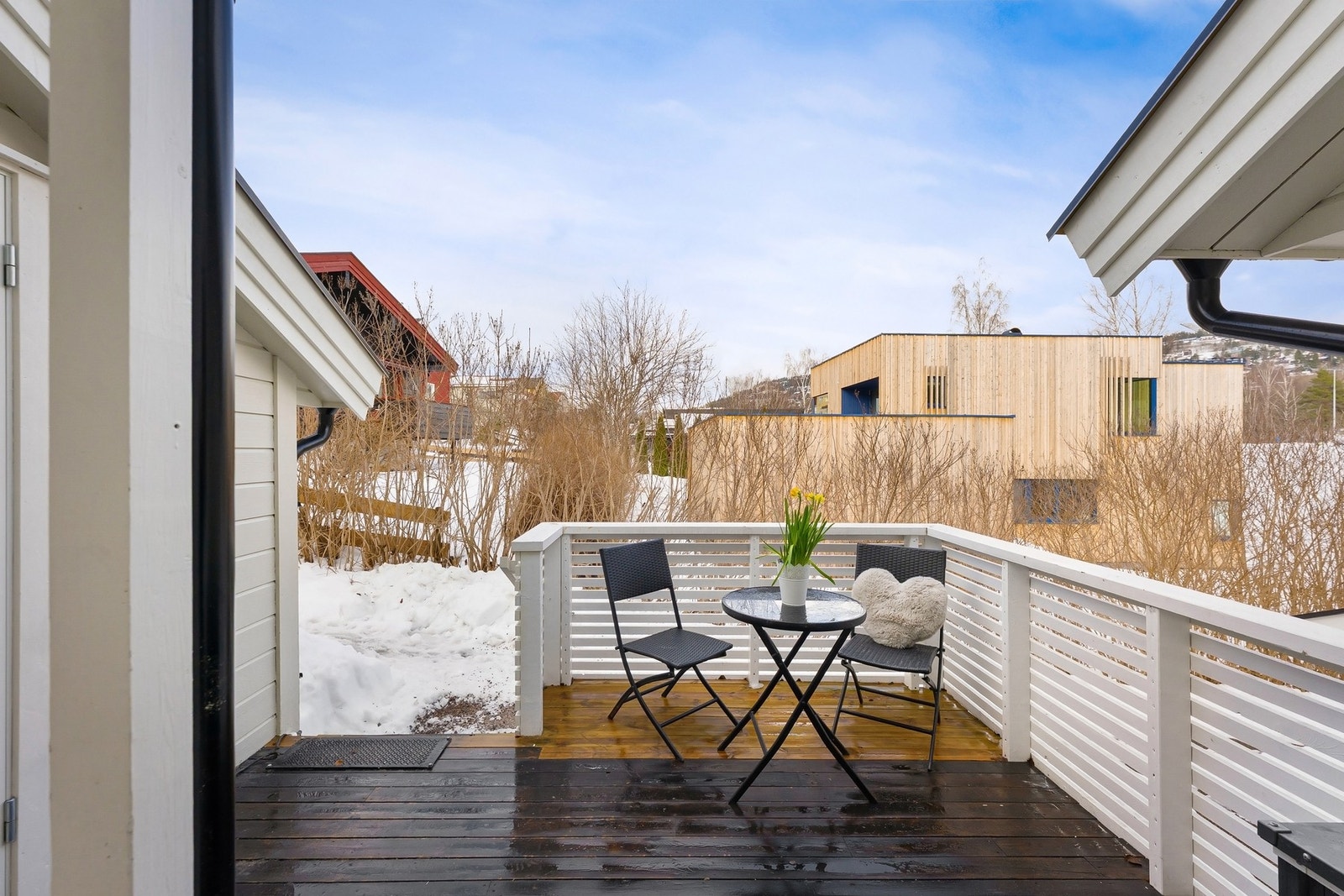 På boligens fremside er det en nordvendt terrasse i trekonstruksjon, målt til ca. 13 kvm. Galleribilde