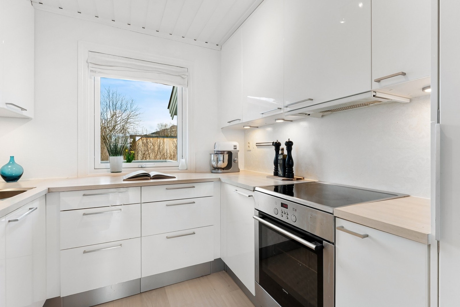 Stor vindusflate slipper inn godt med naturlig lys og gir et hyggelig utsyn mot boligens uteplasser. Galleribilde