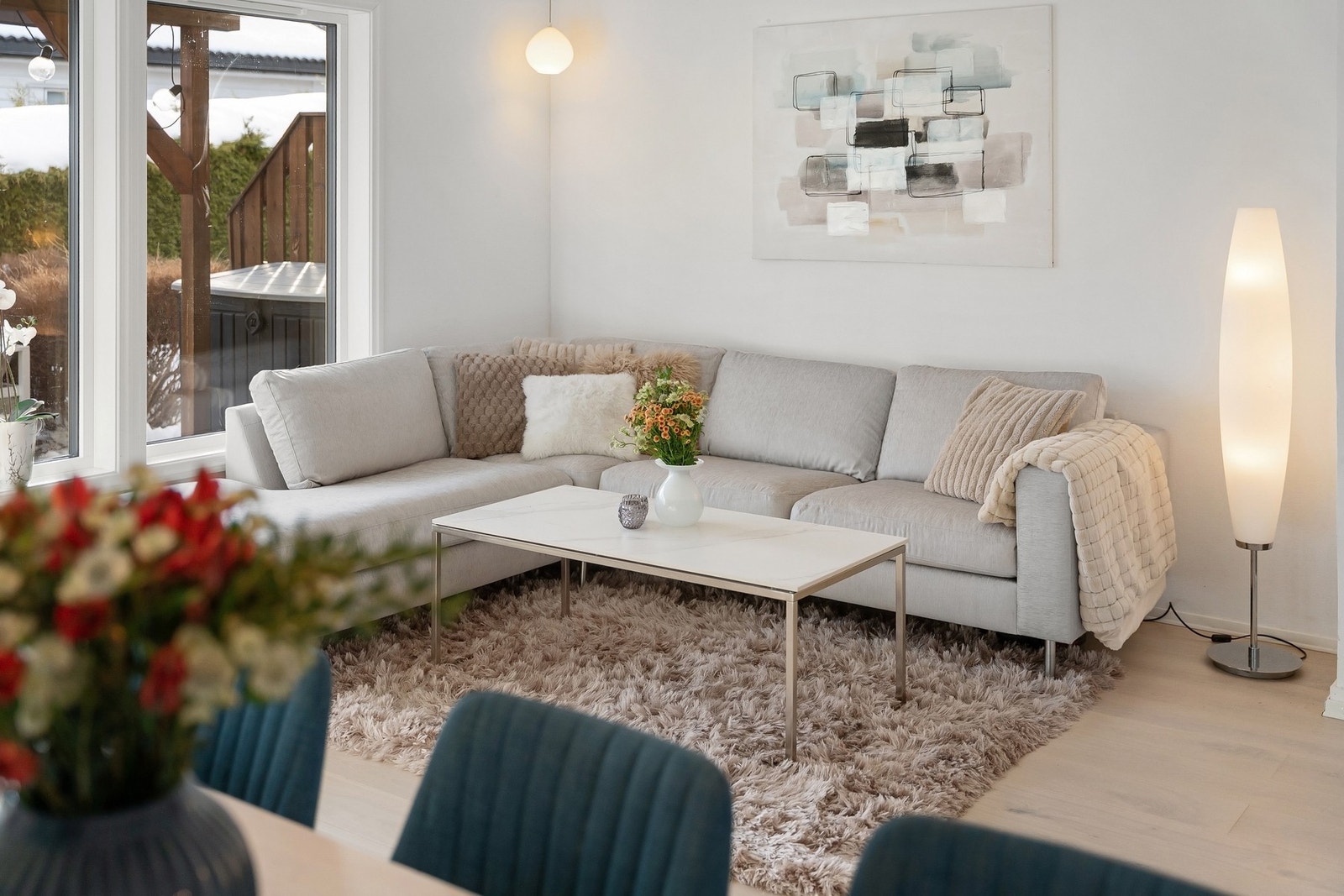 Stuen har direkte utgang til en av boligens terrasser. Terrassen blir en naturlig forlengelse av stuen på varme dager. Galleribilde