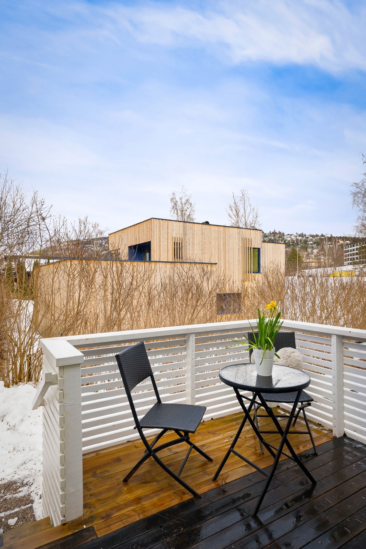 Terrassen har plass til utemøblement. Galleribilde
