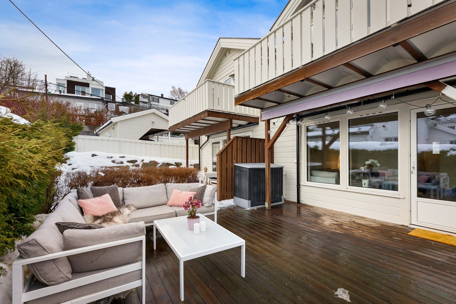 Nye vinduer og dør fra 2025 på stueside. Terrassen er også utstyrt med el markise og varmelampe. Galleribilde