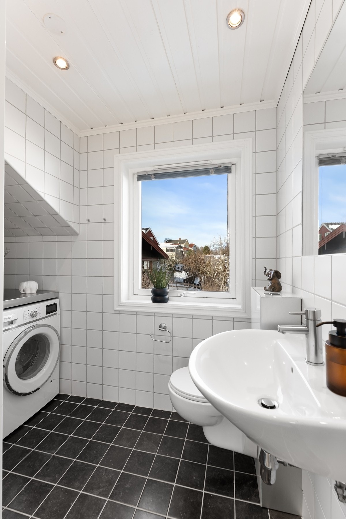 Pent bad i boligens andre etasje. Badet er flislagt og utstyrt med gulvvarme, samt lyse fliser på vegger som gir et tidløst uttrykk. Galleribilde