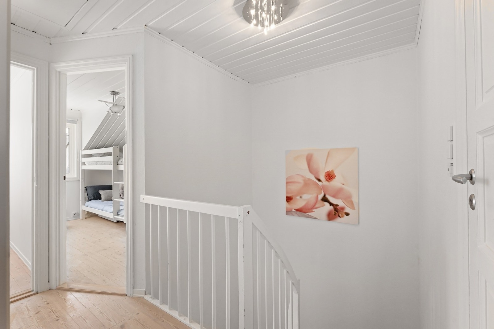 Boligen har kaldloft med inngang trapp i 2. etg. Her er det god plass for oppbevaring. Galleribilde