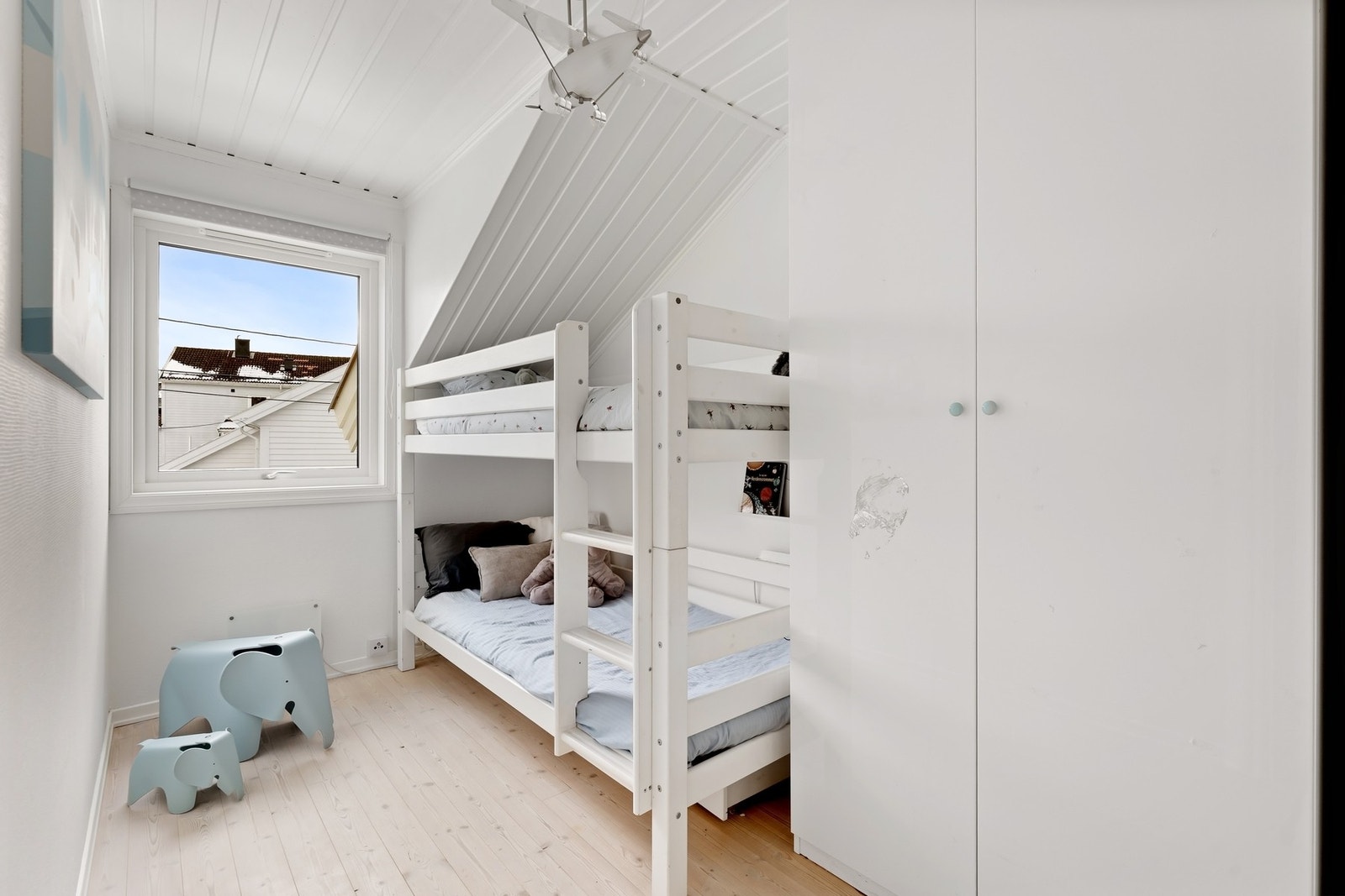 Alle rommene er malt i behagelige fargetoner og har store vindusflater som sikrer rikelig med naturlig lysinnslipp. Galleribilde