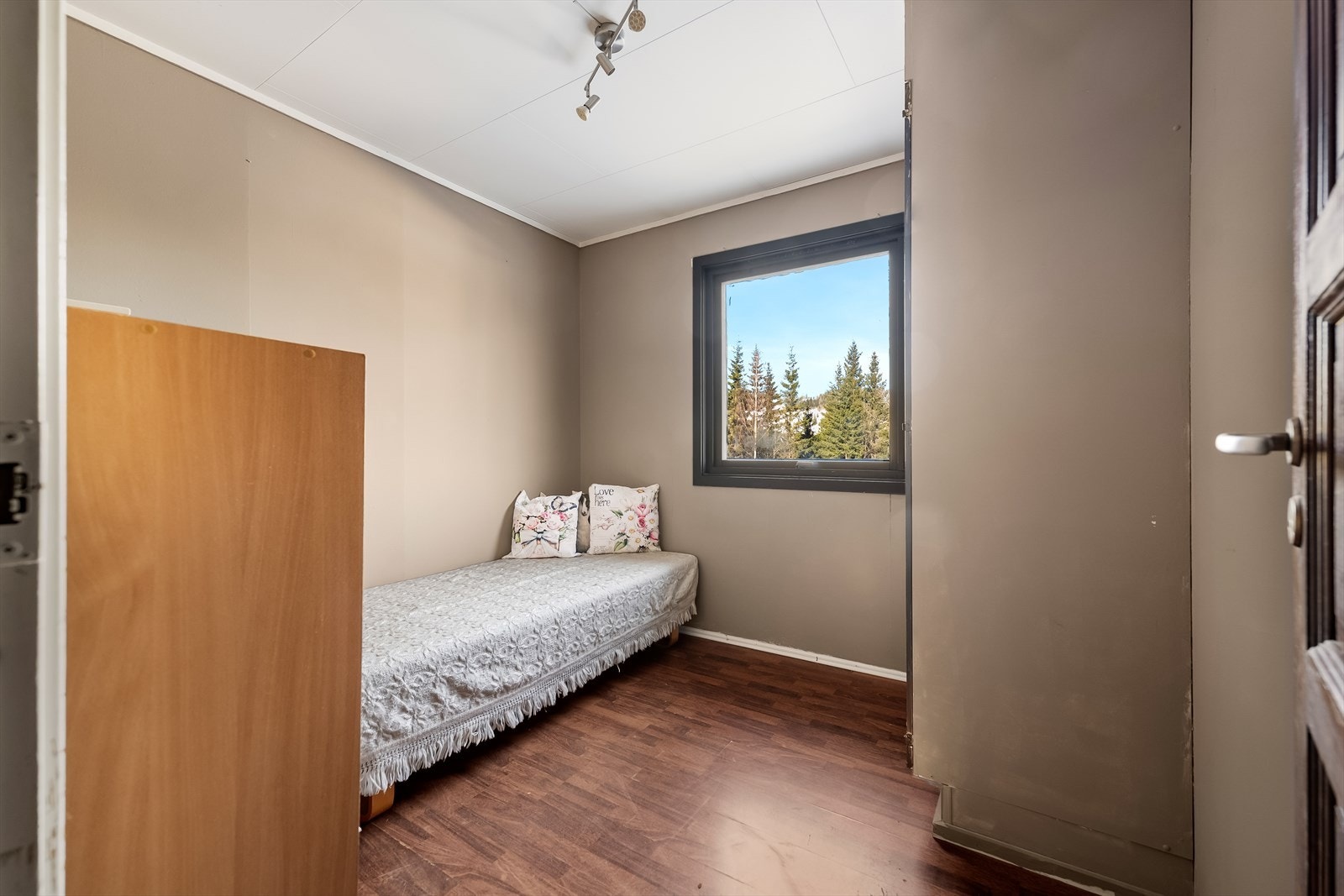 Soverom to har ogs plassbygd garderobe. Galleribilde