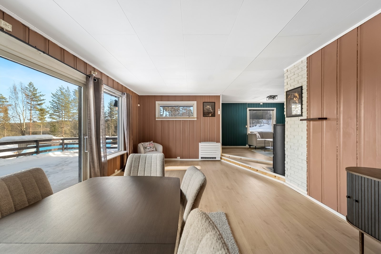 Boligen har en romslig stue med god plass til spisestue og sofaområde. Galleribilde