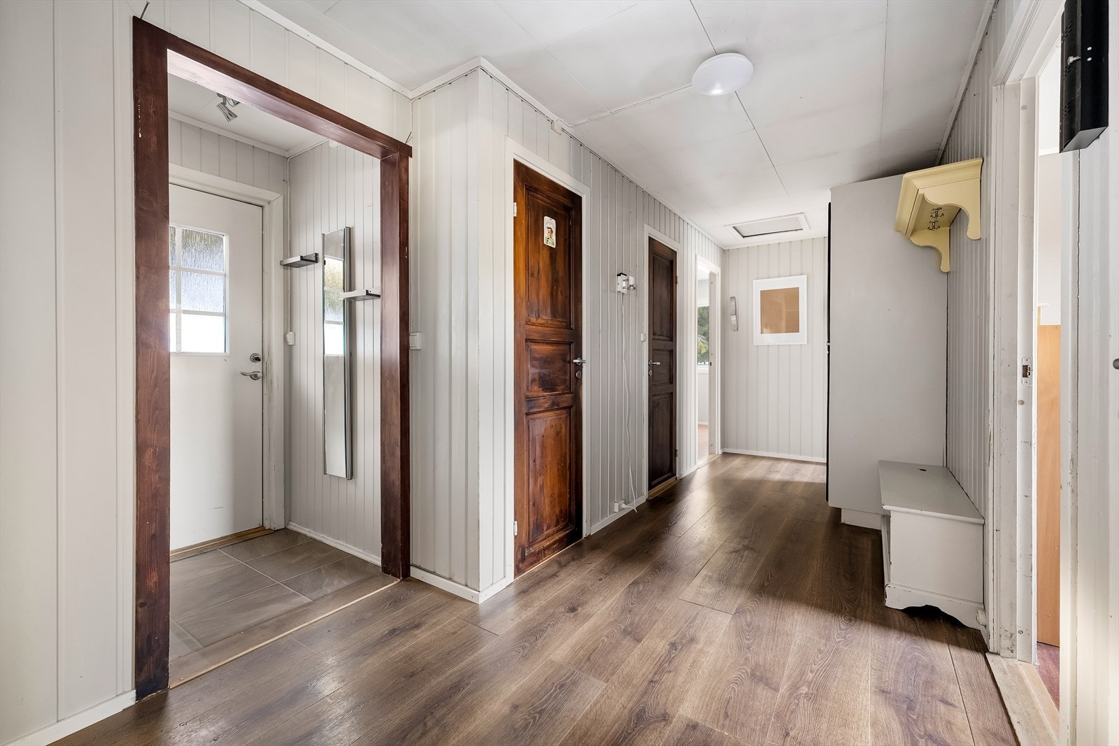 Velkommen inn - Inngang via vindfang til gang med garderobeskap og åpen garderobeløsning. Galleribilde