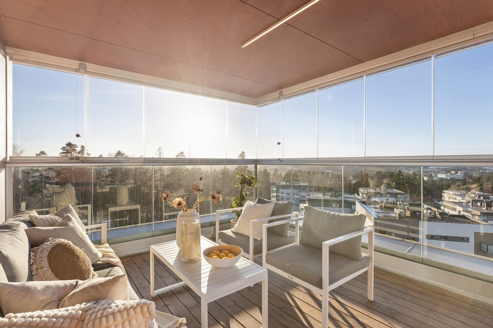 Her er det god plass til både sofagruppe og spiseplass, og glassfeltene kan åpnes helt opp på varme dager for å skape en luftig og behagelig uteplass. Galleribilde