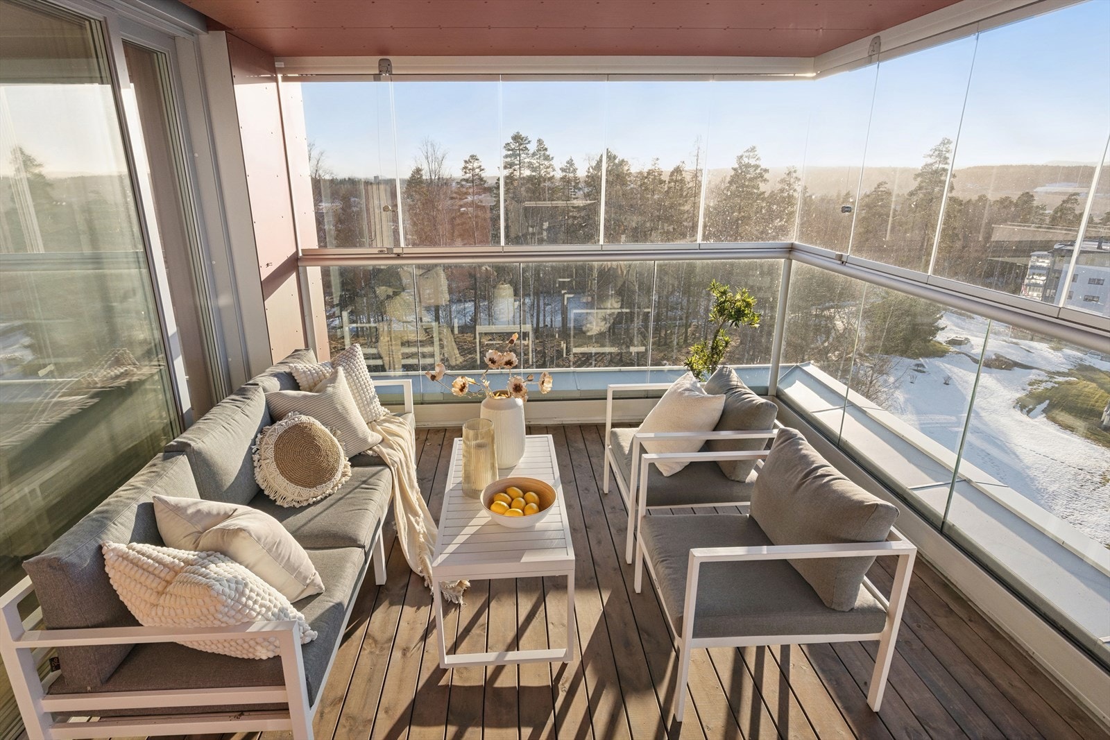 Fra stuen er det utgang til en innglasset balkong på 22 m², som kan brukes store deler av året. Galleribilde