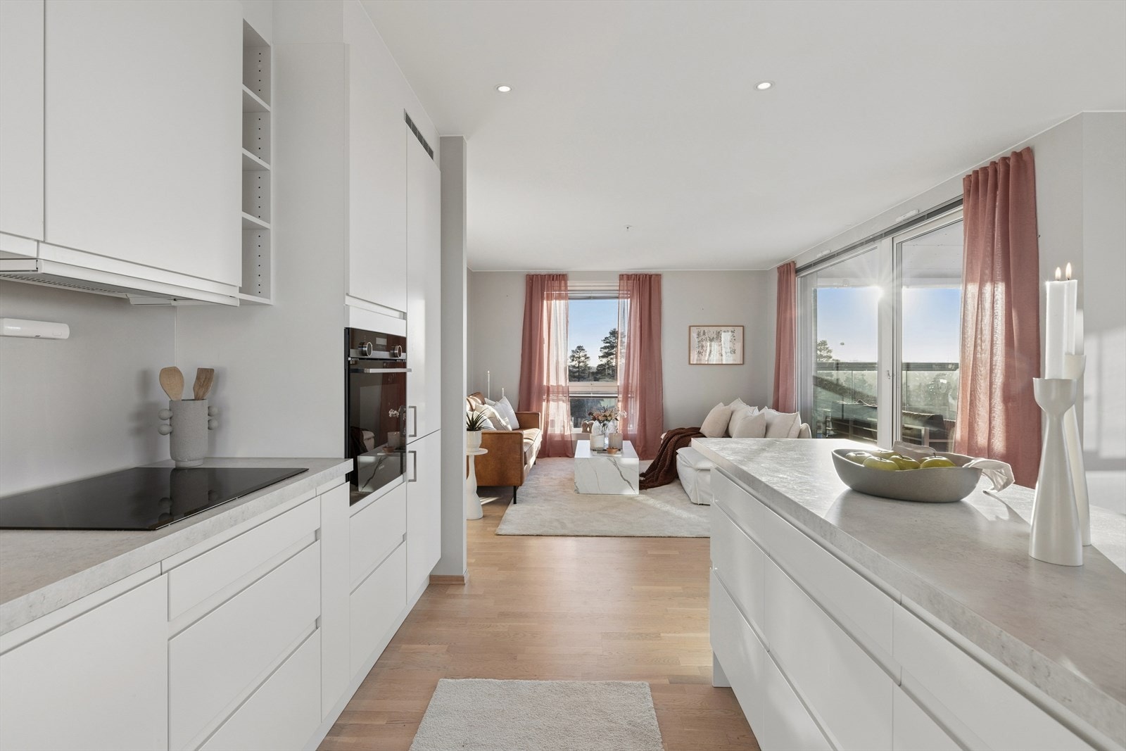 Kjøkkenet fremstår moderne og stilrent, med lyse fronter og rene linjer som gir et elegant uttrykk. Galleribilde