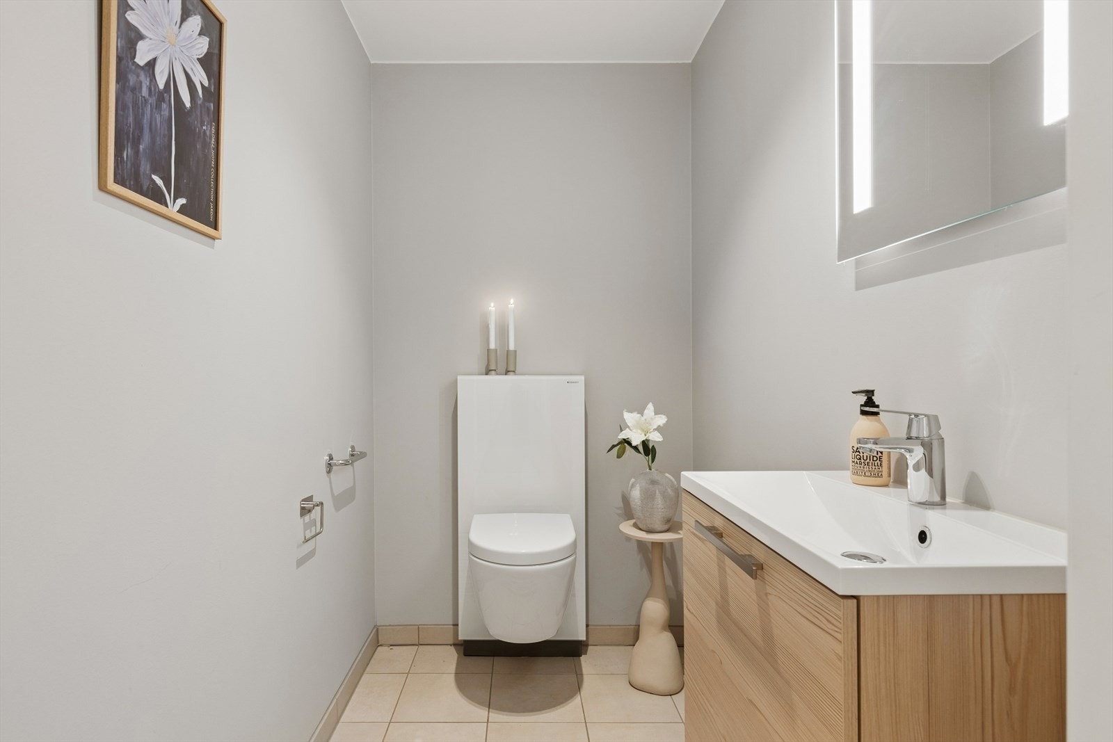 Leiligheten har også et separat toalettrom, med fliser på gulvet med elektriske varmekabler, og malte vegger. Galleribilde