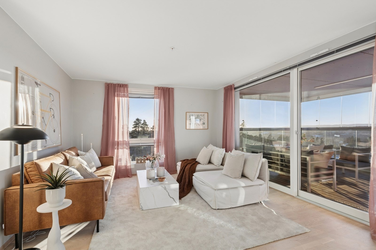 Stuen fremstår lys og innbydende, med store vindusflater som slipper inn rikelig med naturlig lys og skaper en luftig atmosfære. Galleribilde