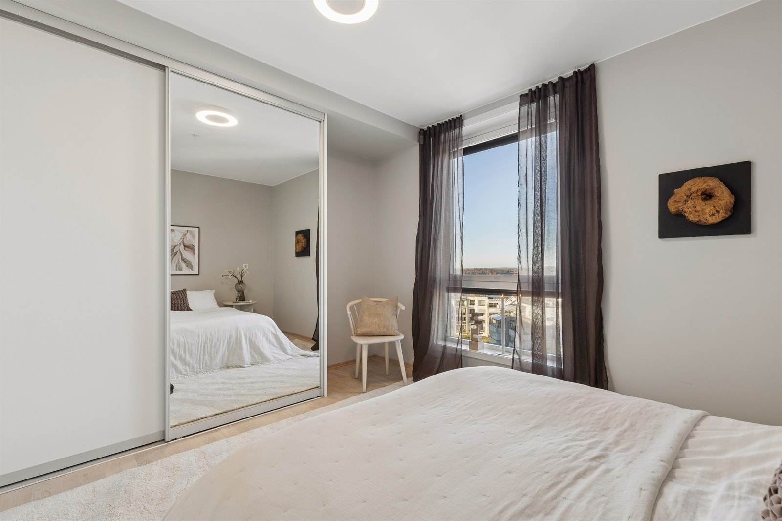 Den store skyvedørsgarderoben gir rikelig med oppbevaringsplass og bidrar til et ryddig og funksjonelt soverom. Galleribilde