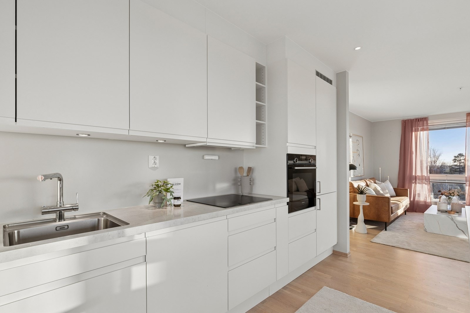 Hvitevarer som stekeovn, platetopp, oppvaskmaskin og kjøl-/fryseskap er integrert i innredningen. Galleribilde