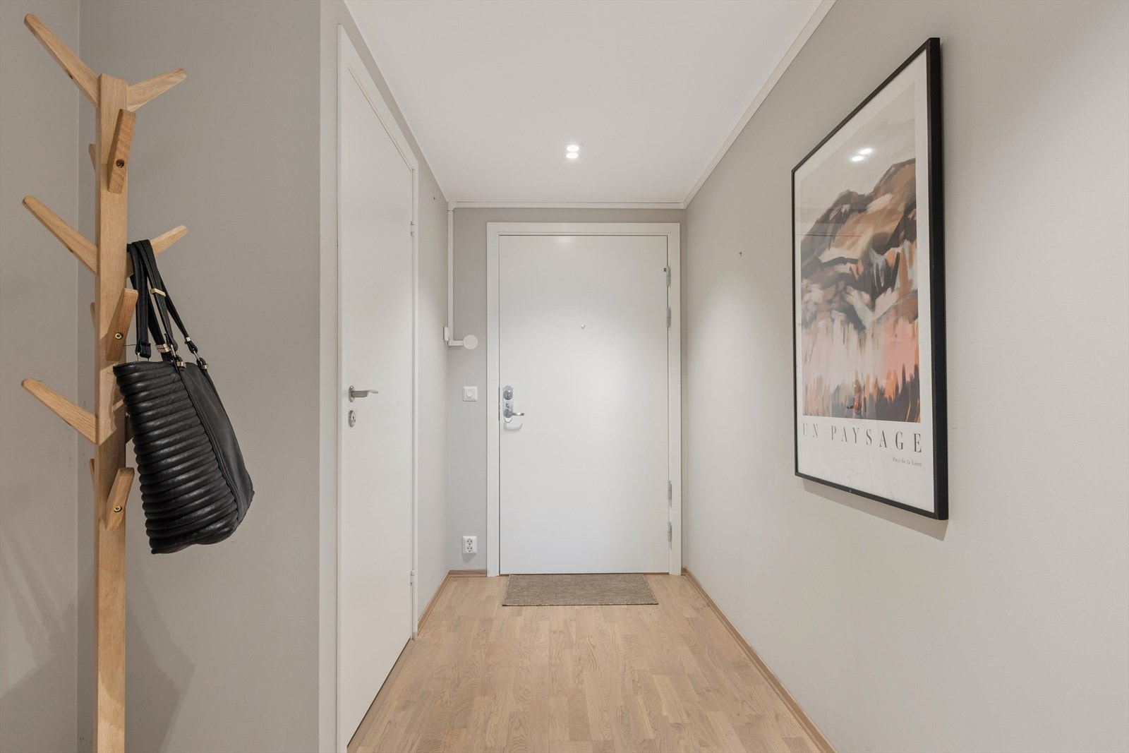 Entréen ønsker deg velkommen med lyse flater og en praktisk utforming. Galleribilde