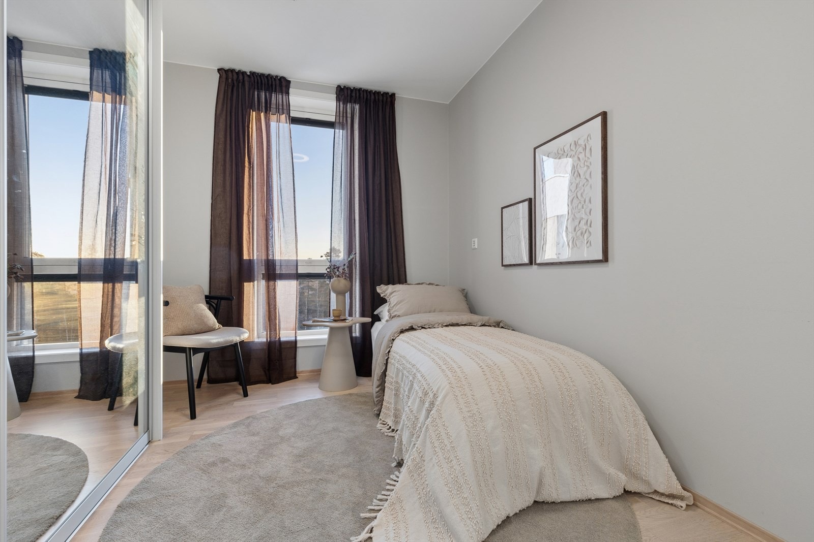 Det andre soverommet er også av god størrelse, med oppbevaringsplass i skyvedørsgarderobe. Galleribilde