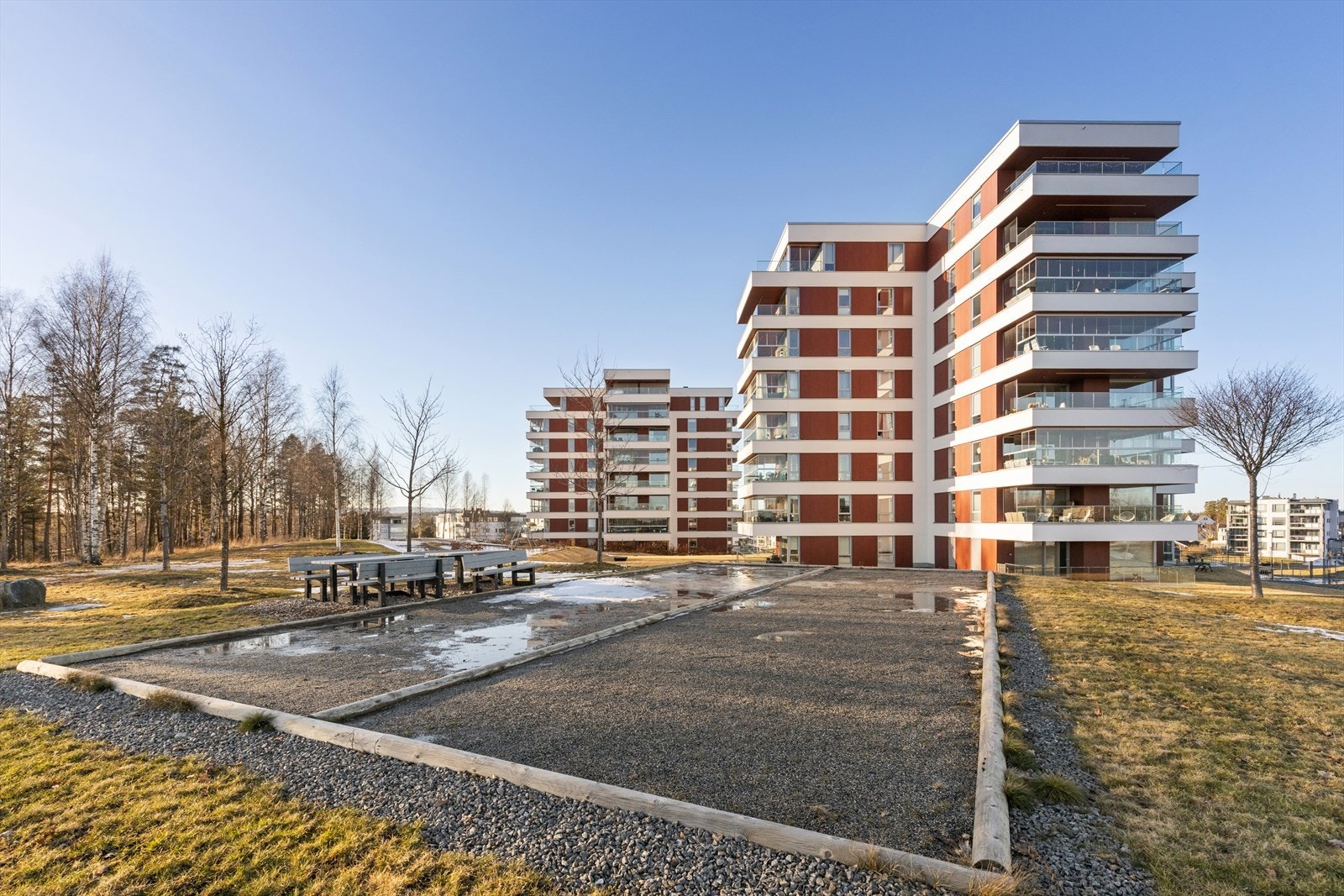 Her bor du med kort vei til sentrum, togstasjon, skoler og flotte friluftsområder, et praktisk og behagelig hjem både for pendlere og de som ønsker en lettstelt og moderne hverdag. Galleribilde