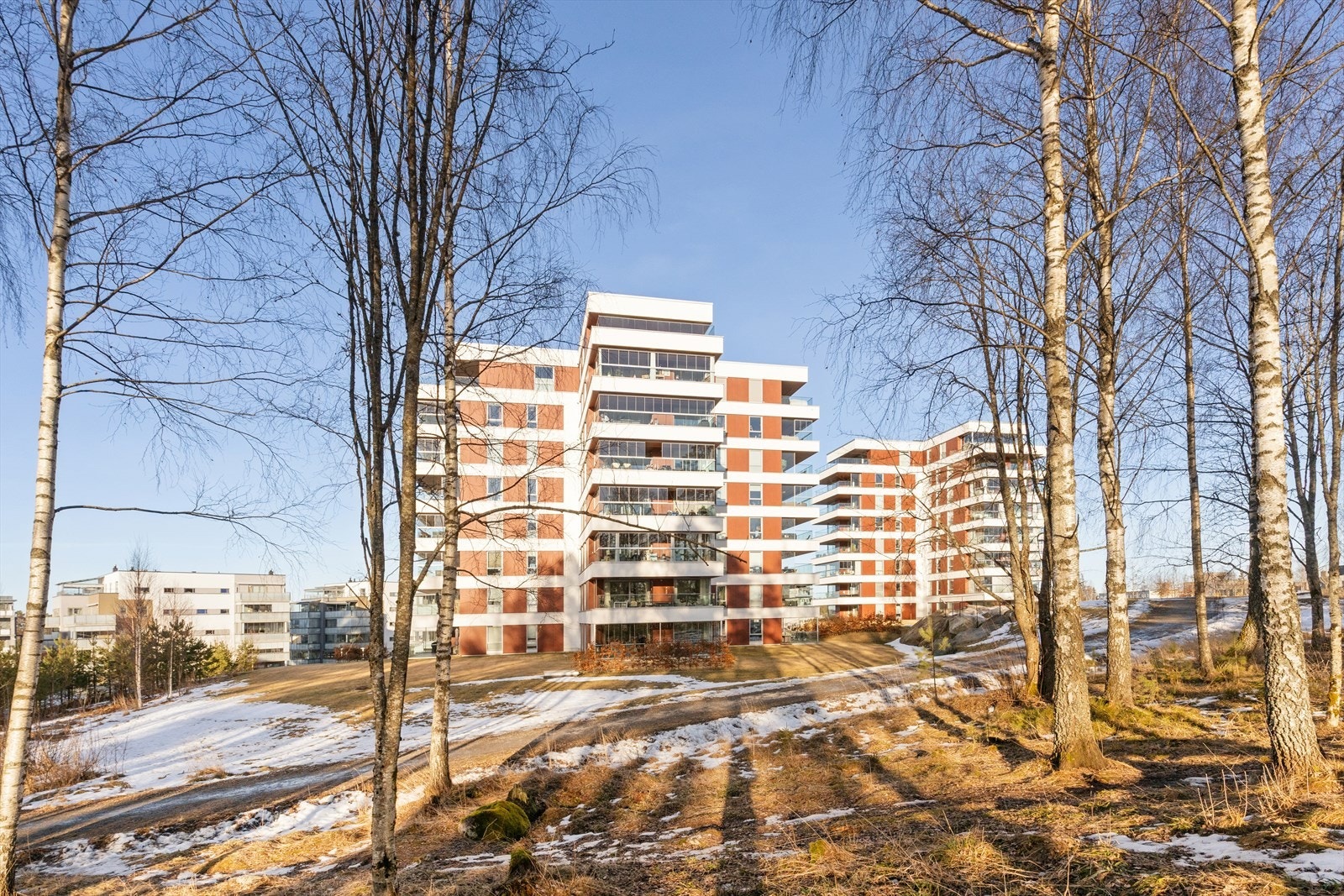 Perfekt beliggenhet for deg som ønsker å bo sentralt samtidig som det er nærhet til naturen og flotte friluftsområder. Galleribilde