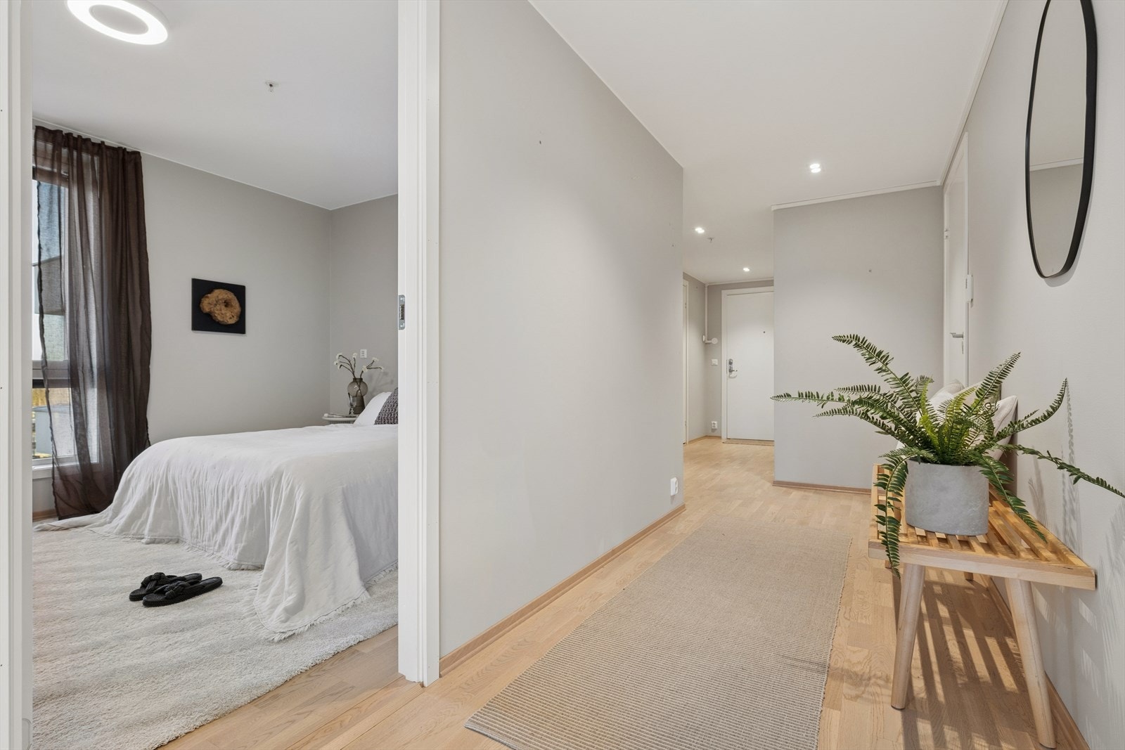 Leiligheten er gjennomgående og har pent parkettgulv og glatte vegger, og innfelte lys i himlingen. Galleribilde