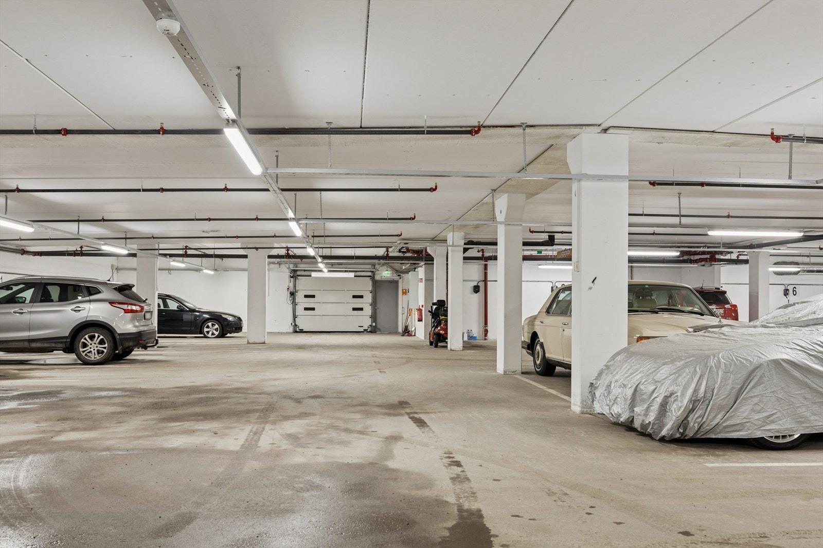 tillegg disponerer leiligheten en sportsbod i kjelleren på 5 kvm og en parkeringsplass i felles garasjeanlegg. Galleribilde