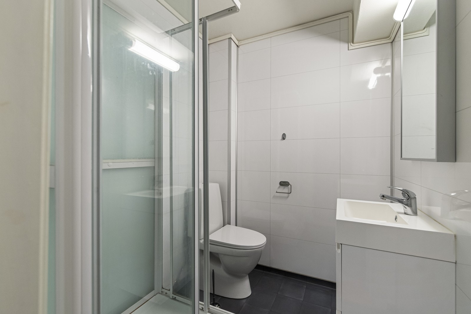 Delikat flislagt bad med Wc, servant m/innredning og dusjkabinett Galleribilde